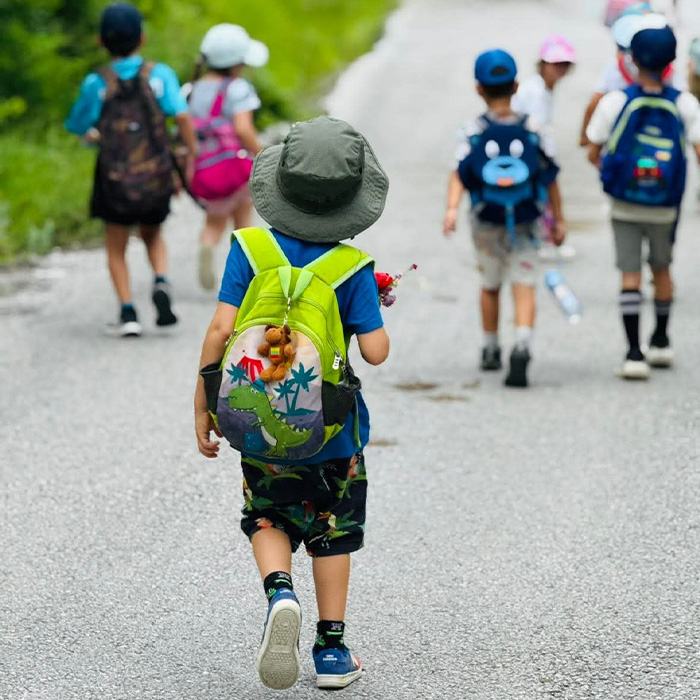 Le garçon sur la route vers Vovousa...