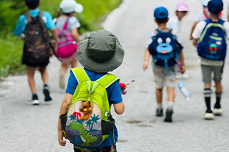 Le garçon sur la route vers Vovousa... 