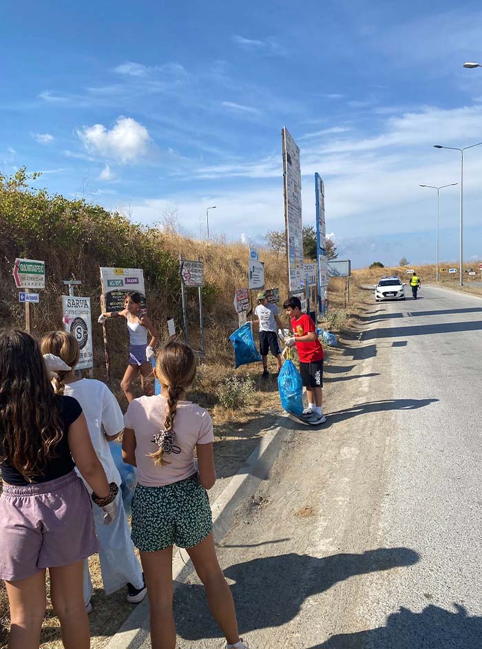 Action de nettoyage au carrefour de Lakkoma!