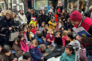 Notre école est sortie dans la ville de Thessalonique pour chanter les chants de Noël