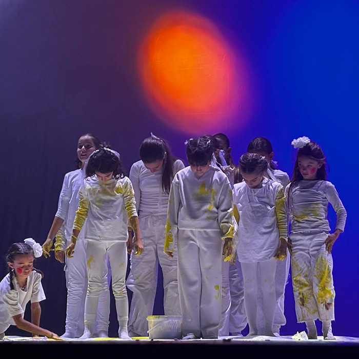 Art vidéo et cinéma avec des films d'enfants comme décor.