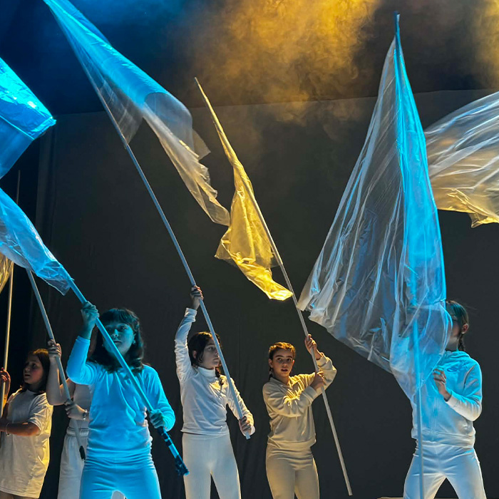 Art vidéo et cinéma avec des films d'enfants comme décor.