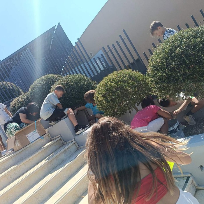 Des élèves réunis sur les marches de l’école