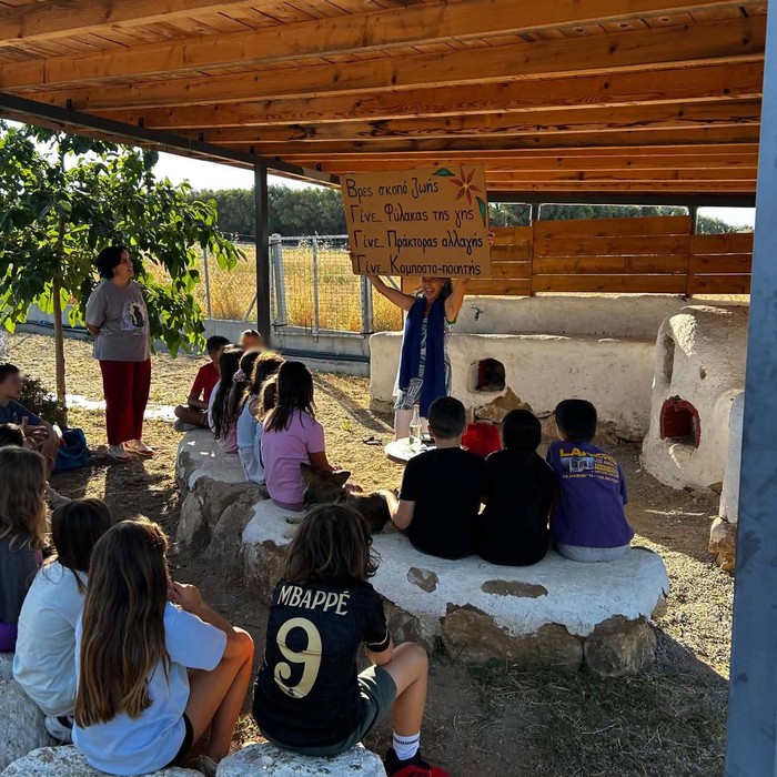 Les élèves participent à une rencontre en plein air sur le compost